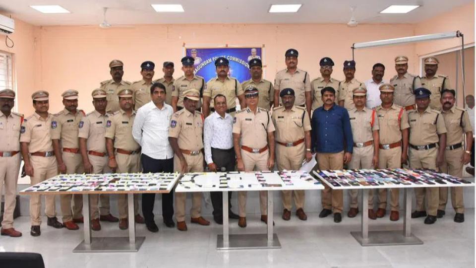 Ramagundam cops hand over 200 mobile phone to owners