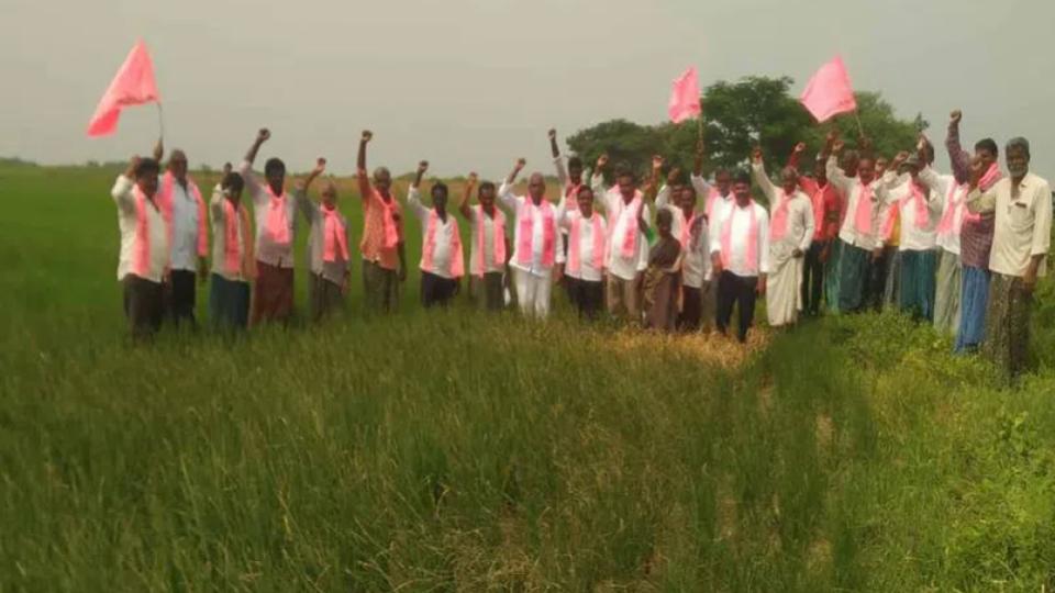 Farmers stage protest in dry paddy fields in Khammam