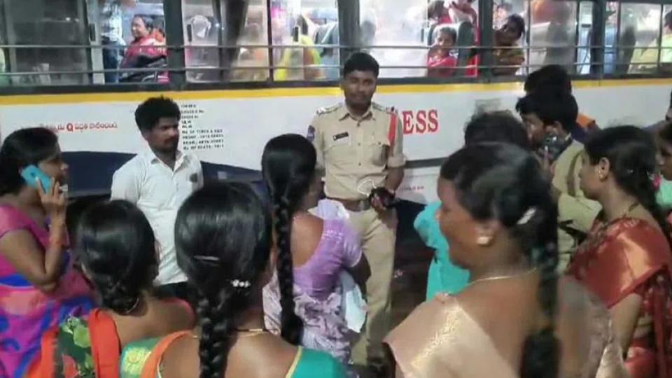 Women fight over seat in RTC bus, one loses mangalsutra