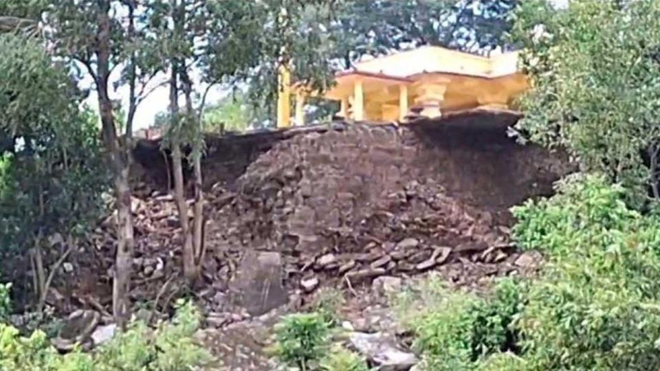 Devotees ask for immediate repairs to Kakatiya era’s ‘Mothe Gadda Temple’