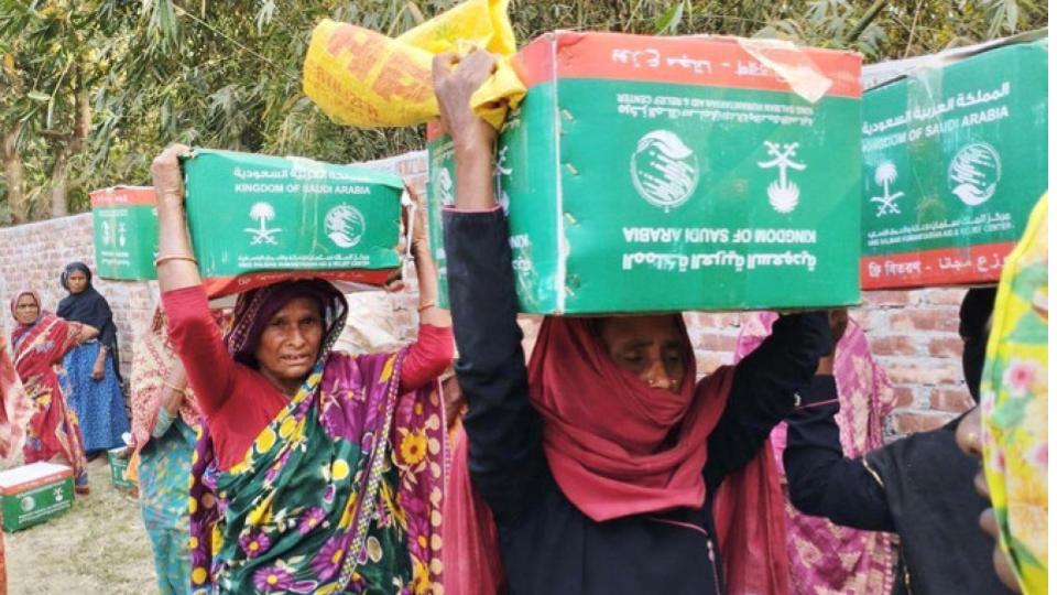 Saudi Arabia distributes food baskets to 2500 people in Bangladesh