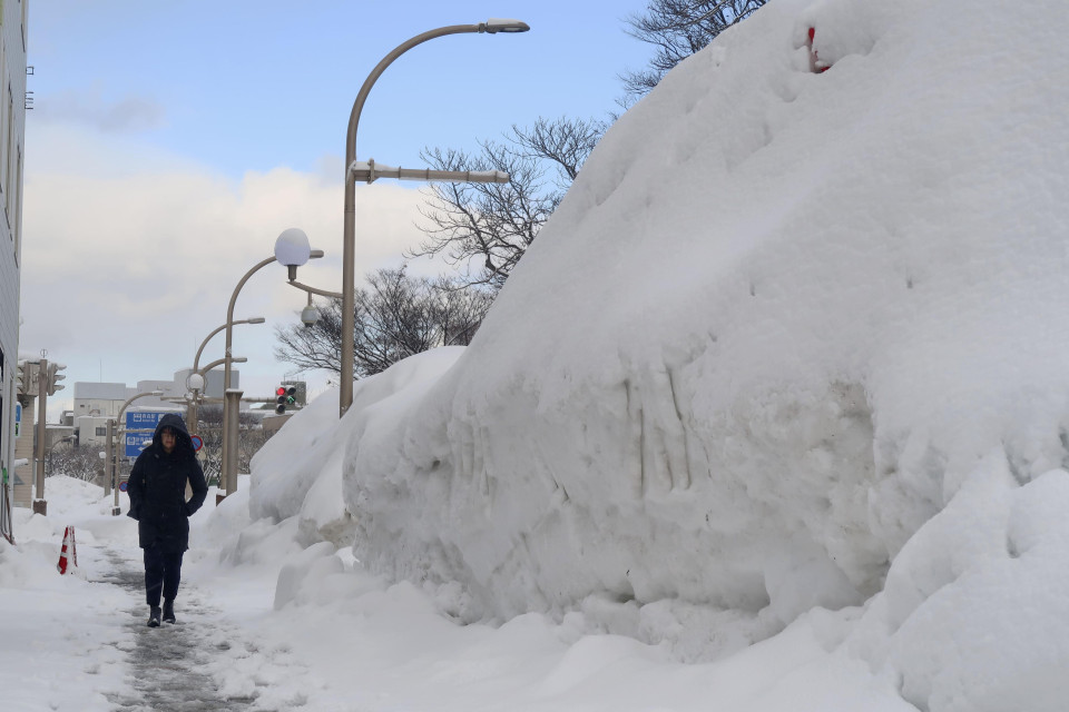 Record-Breaking Snowfall Disrupts Travel in Japan’s Hokkaido