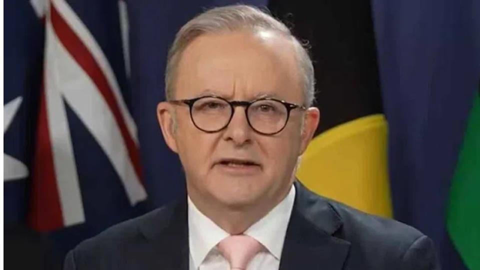 Australian PM announces plans to ban social media for children under 16