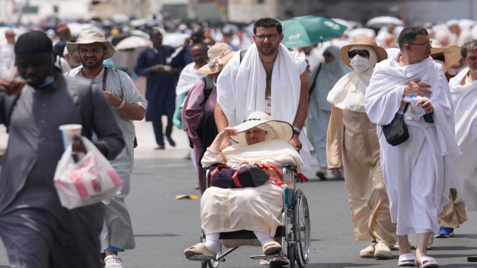 Haj 2024 begins, Over 1.5 Million pilgrims head to Mina