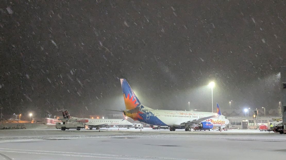 Heavy snowfall disrupts air travel in UK, Germany