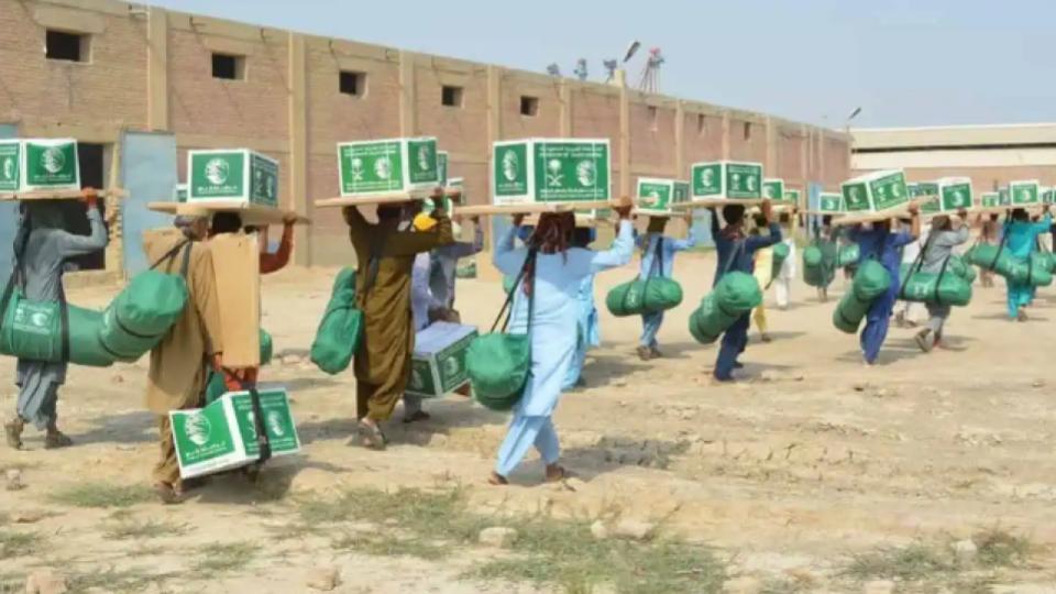 Saudi Arabia distributes 1,750 shelter bags in Pakistan