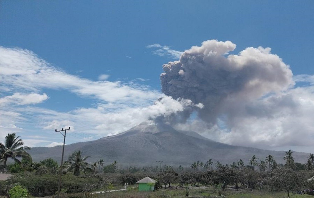 Flights between Australia, Bali grounded as volcano erupts in Indonesia