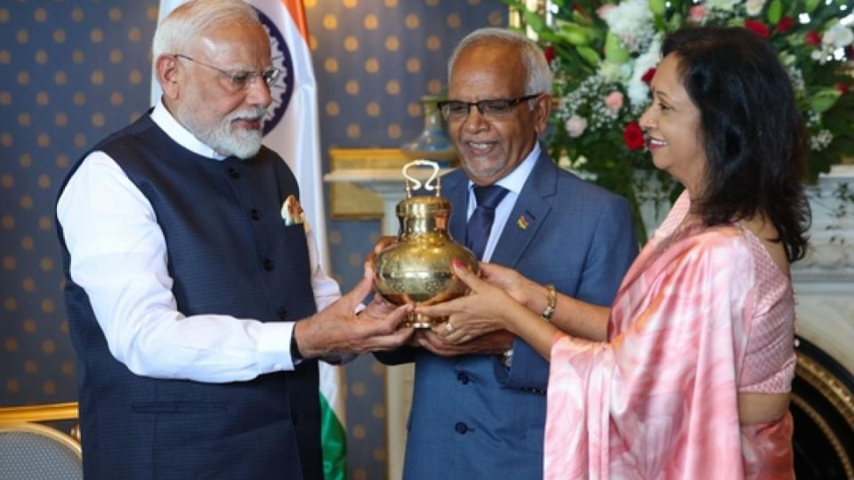 Prime Minister Modi gifts ‘Gangajal’ to Mauritius President