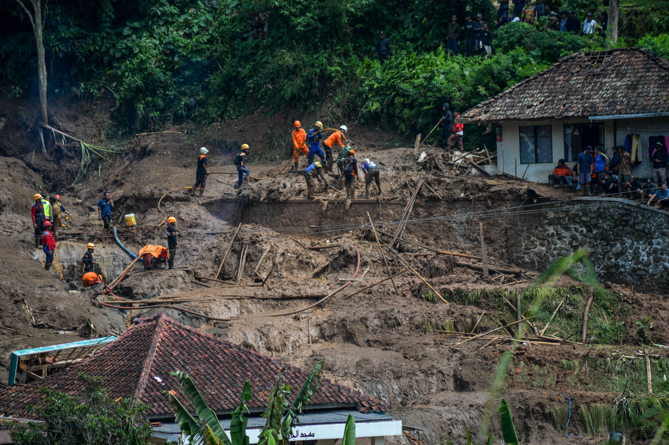 landslide-in-indonesias-central-java-claims-lives-of-four-family-members