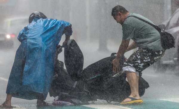 Typhoon Kong-rey Hits Taiwan with Category 4 hurricane