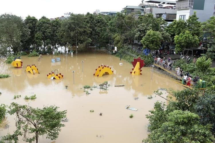 30 buried alive as flash flood sweeps away entire hamlet in Vietnam