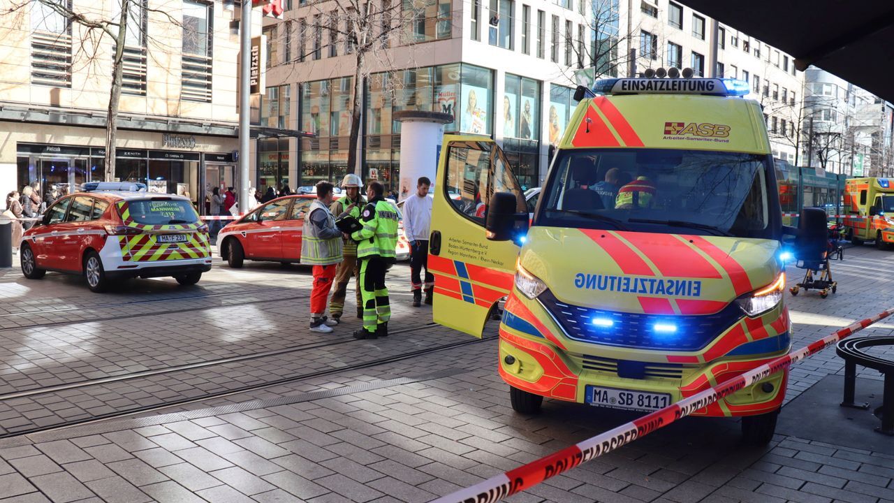 2 dead as car plows into crowd in Germany