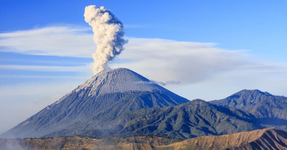 Another Volcanic Eruption Prompts Highest Aviation Alert in Indonesia