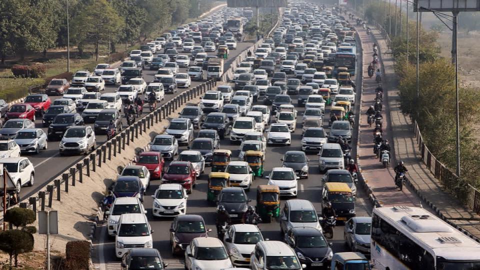 300 km of traffic to Maha Kumbh, devotees stressed