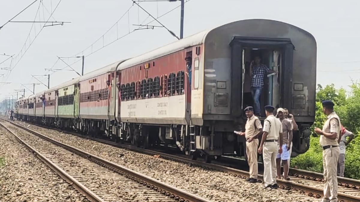 trainservicesrestoredonbuxardanapurlineaftermagadhexpresscoachseparationincident