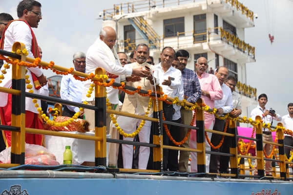 Sardar Sarovar Dam Filled to Brim; Gujarat CM Offers Prayers