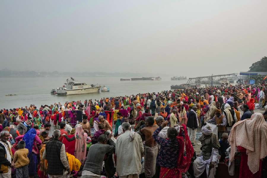 Lakhs of pilgrims take holy dip at Gangasagar in Bengal on 