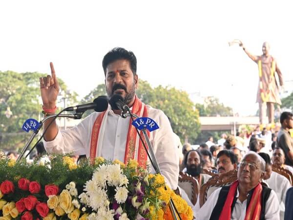 CM Revanth Reddy urges minorities to decide carefully between ‘Modi Parivar’ and ‘Gandhi Parivar’