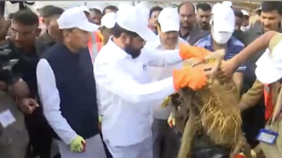 Maharashtra CM begins Swacch Maharashtra Abhiyan