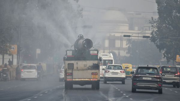 Delhi government bans older vehicles to combat pollution