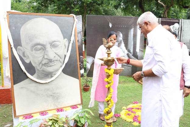 Union Minister Gajendra Singh Shekhawat inaugurates special railway coach dedicated to Mahatma Gandhi