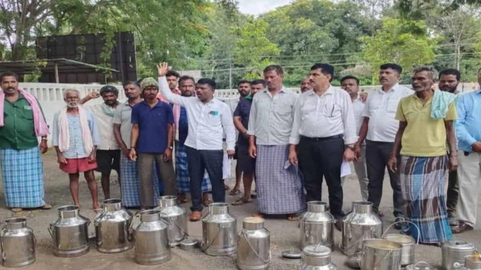 Farmers who voted for Congress unable to sell milk in Karnataka, stage protest