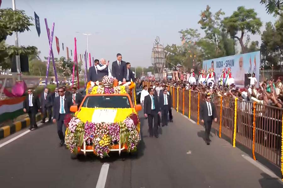 PM Modi, his Spanish counterpart Sanchez hold roadshow in Vadodara