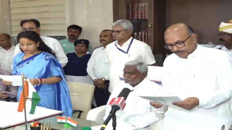 Jailed former CM’s wife Kalpana Soren takes oath in Jharkhand