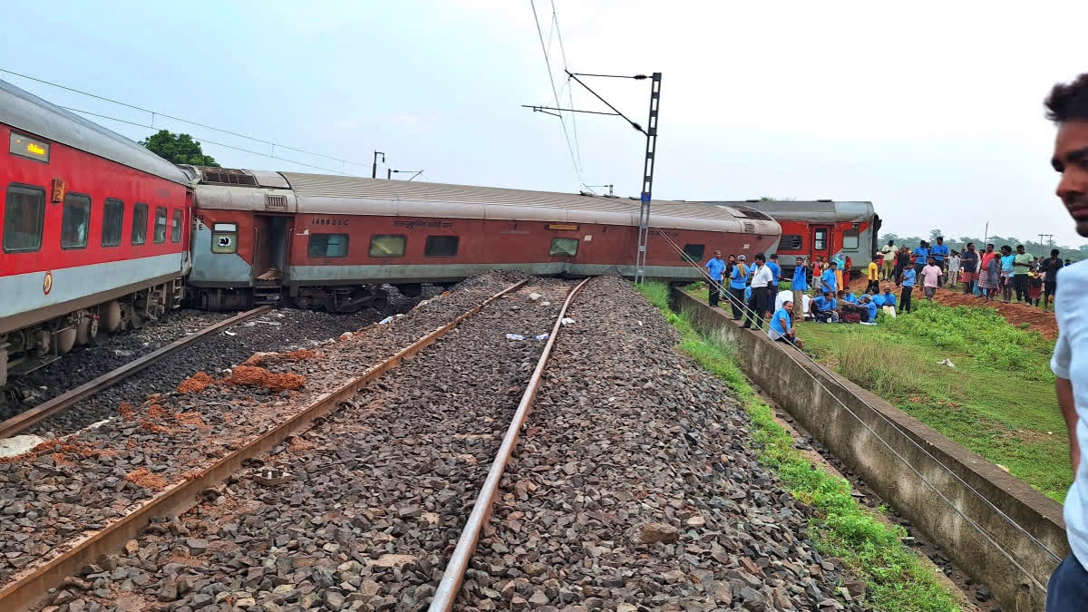 twokilled20injuredas18coachesofhowrahmumbaimailderailinjharkhand