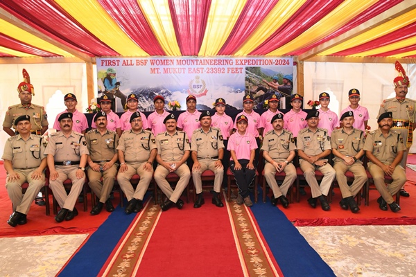 bsfadg(ops)anuraggargflaggedoffallwomenmountaineeringteamfromnewdelhi