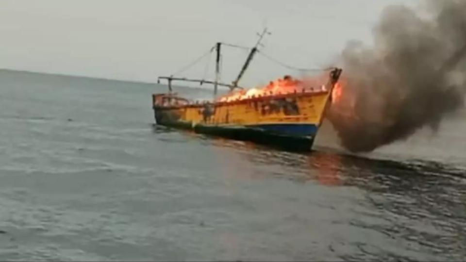 Boat catches fire near Thane creek, none hurt