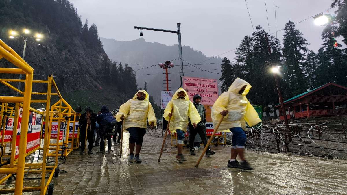 amarnathyatrasuspendedonpahalgamandbaltalrouteafterheavyrains