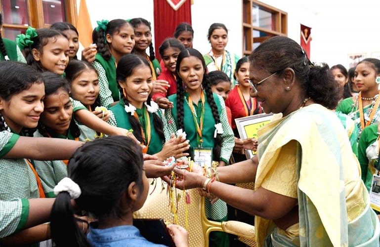 presidentmurmucelebratesrakshabandhanwithchildrenofvariousschools