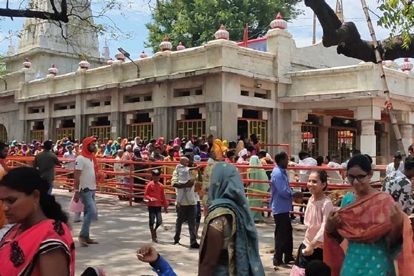 Uttar Pradesh Devotees Celebrate First Day of Navratri with Puja and Kalash Sthapna at Devi Temples