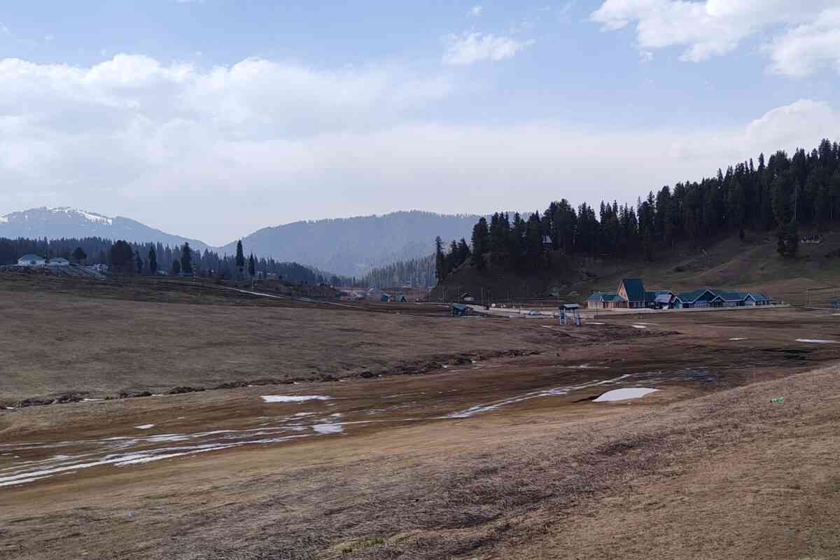 Kashmir experiences dry weather