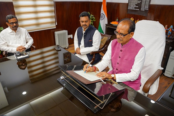 agricultureministershivrajsinghchouhandiscussthe100dayagriculturalactionplanwithseniorofficials