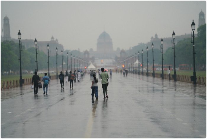 Delhi witnesses light rains, pleasant morning