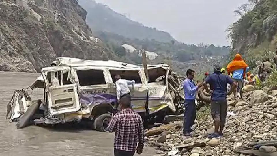 Eight killed after tempo with 23 passengers falls into gorge in Uttarakhand