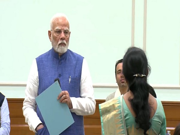 PM Modi meets with teachers honored with National Awards for their exceptional contributions to education