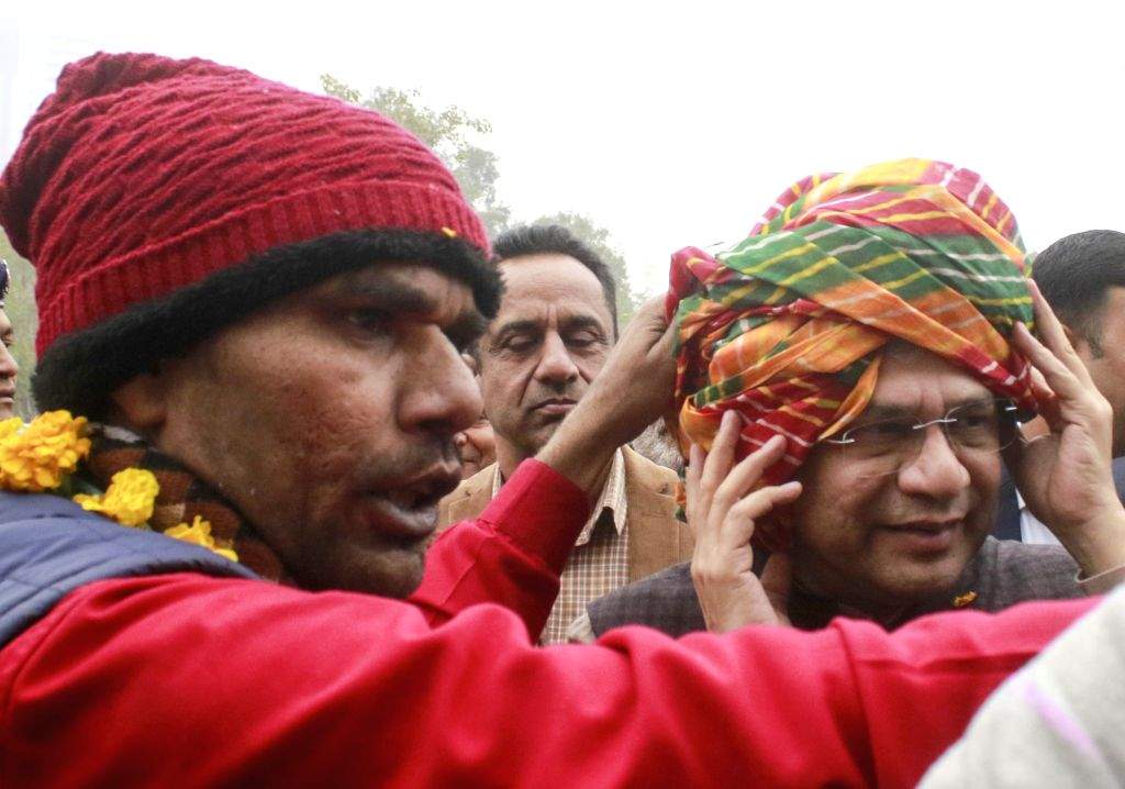 Union Minister Ashwini Vaishnaw Meets auto-cab drivers at New Delhi Railway Station