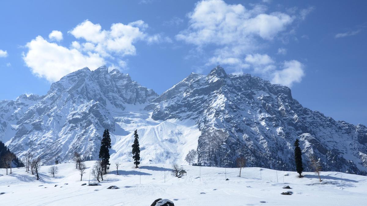 J&K Govt initiates process to assess feasibility of skiing at 7 new tourist destinations