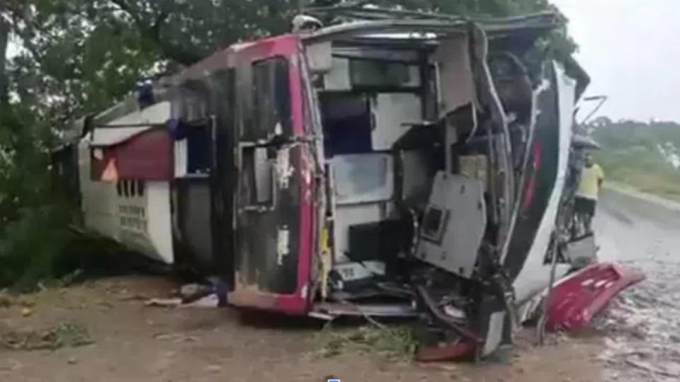 1dead20injuredinnarasaraopetabusaccidentinap