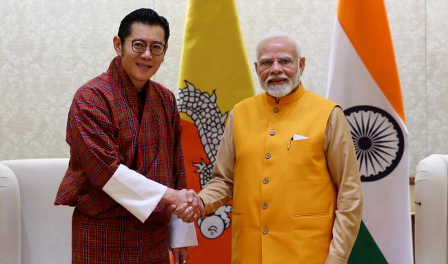 pmmodimeetsbhutanskingkhesarnamgyelwangchuckinnewdelhi