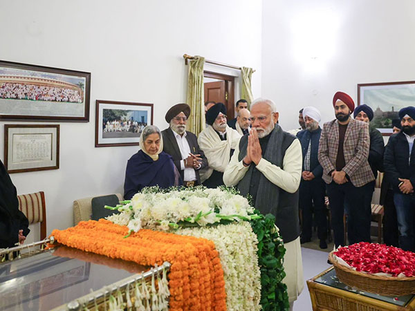 PM Modi pays floral tribute to former PM Manmohan Singh at his residence