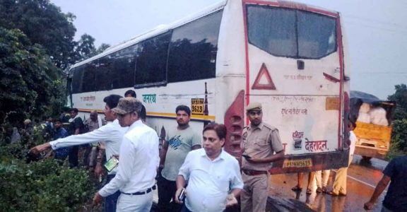 Bus crashes into mini-truck in UP