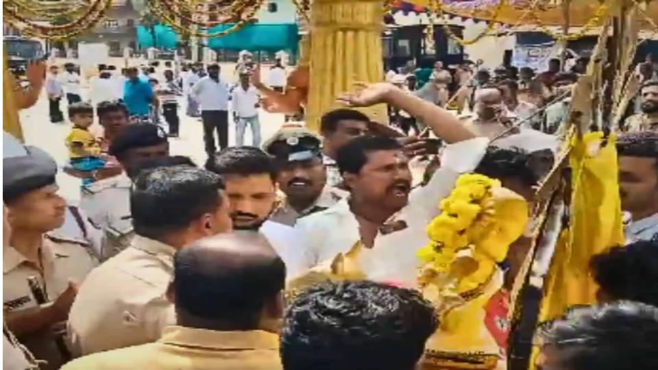 Savarnas oppose Dalit entry to Karnataka temple, remove diety