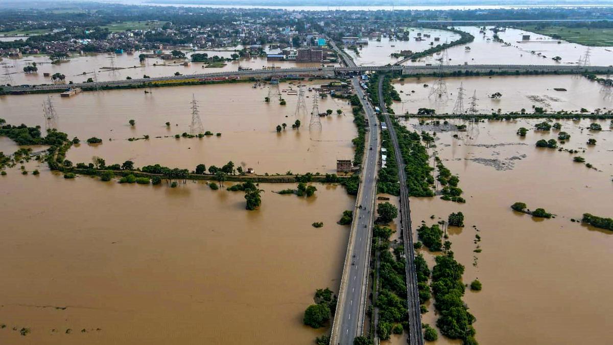 riverflowsabovedangermarkfloodsitutationcontinuestogriminbihar