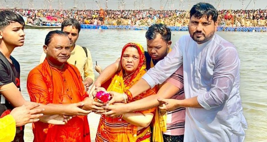 Mahakumbh: Odisha CM takes holy dip at Triveni Sangam