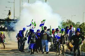 farmerssuspenddelhichalomarchaftereightinjuredinteargasshellingatshambhuborder