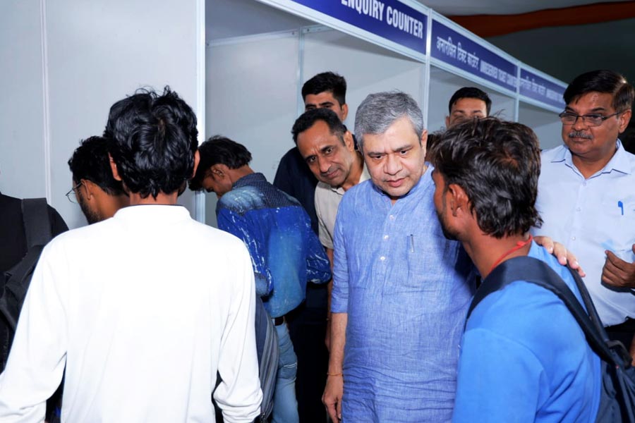 Railway Minister inspects New Delhi Station